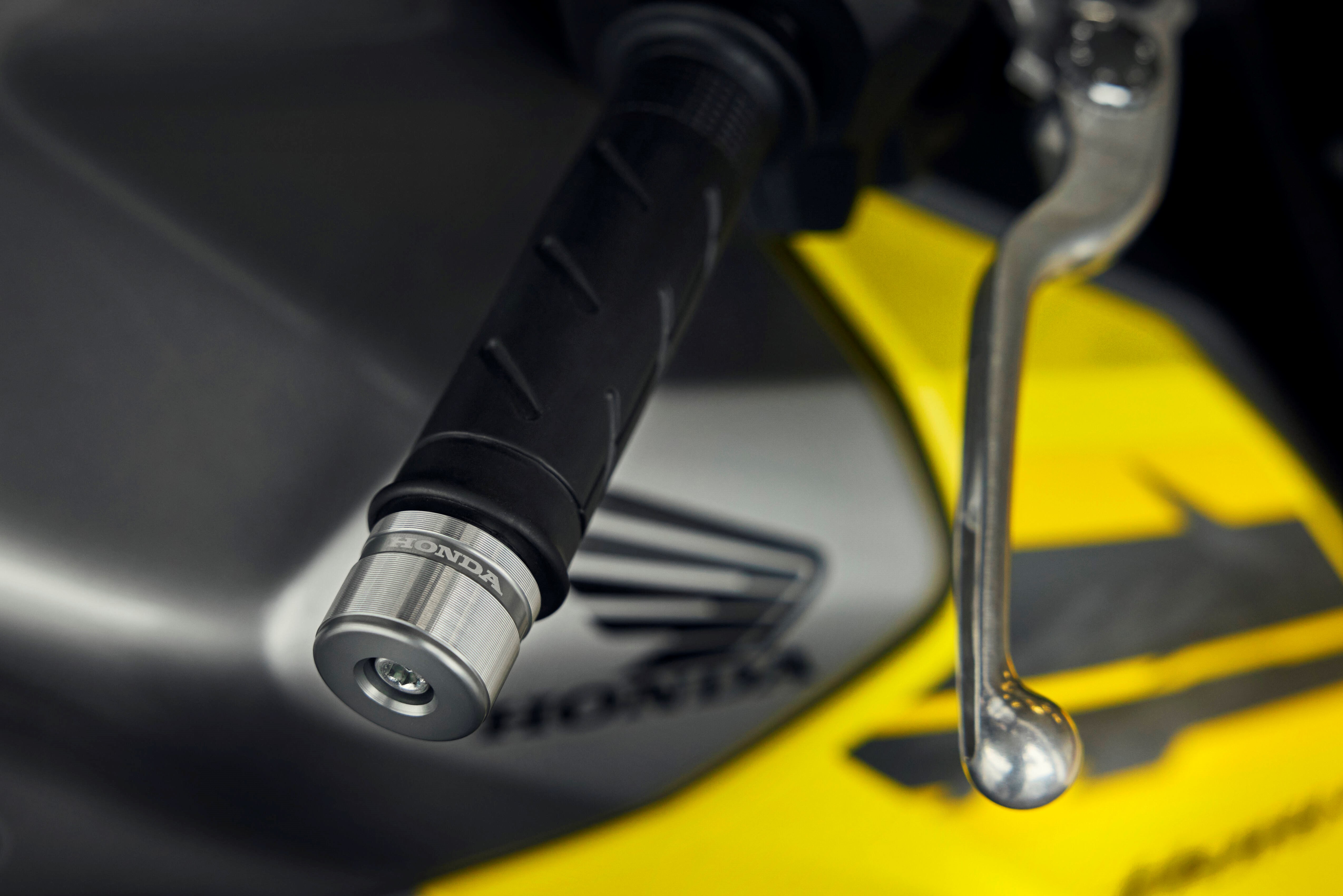 Détail guidon Honda Hornet 750