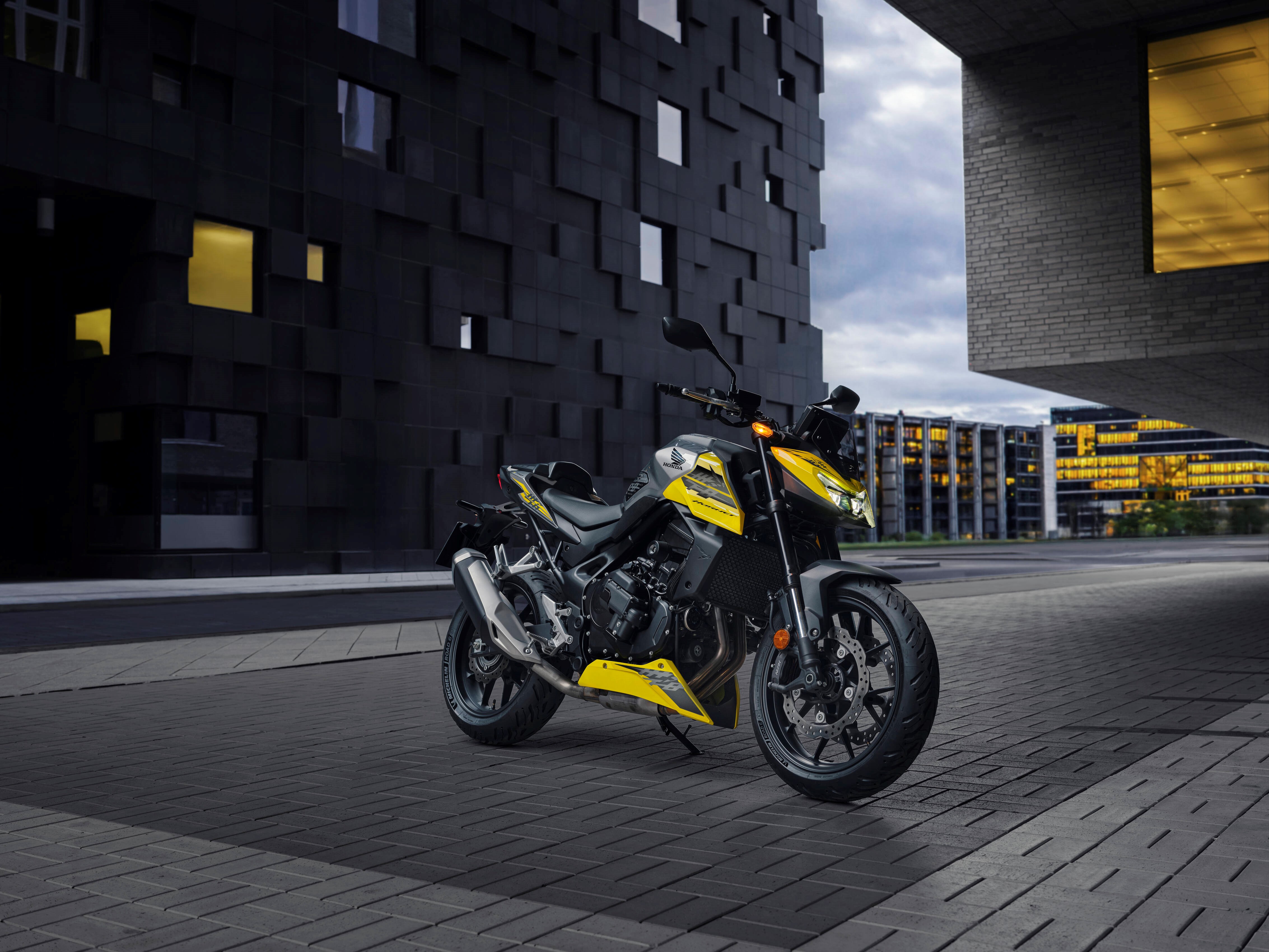 Honda Hornet 750 jaune et noire